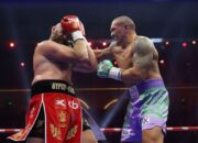 Haruskah Oleksandr Usyk Atau Tyson Fury Gantung Sarung Tinju Sekarang?