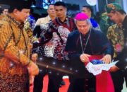 Prabowo Diberikan Kain Bentenan di Puncak Perayaan Natal Nasional 2024, Ini Maknanya