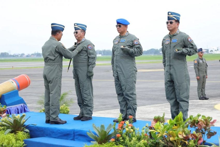 Gubernur AAL, Danpupomal hingga Korsahli KSAL Terima Brevet Kehormatan Penerbangan