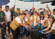 Ramai-ramai Bersihkan Sampah Laut di Pantai Kuta Bali