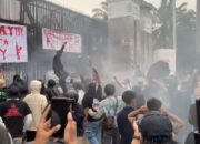 May Day Depan DPR, Sing Along Massa Bareng The Jansen Disambut Water Cannon Polisi